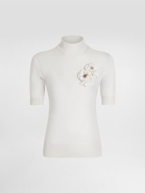 Silk pullover with flower brooch