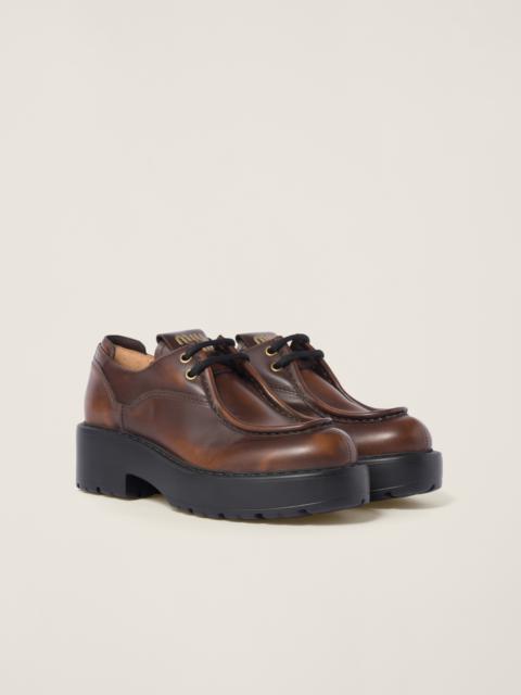 Laced fumé leather shoes