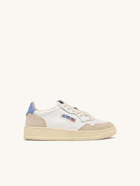 MEDALIST LOW SNEAKERS IN WHITE AND DELLA ROBBIA BLUE SUEDE AND LEATHER