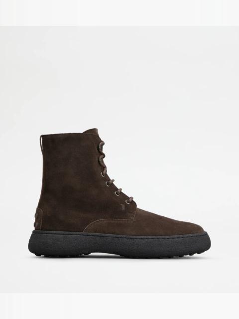 TOD'S W. G. LACE-UP ANKLE BOOTS IN SUEDE - BROWN