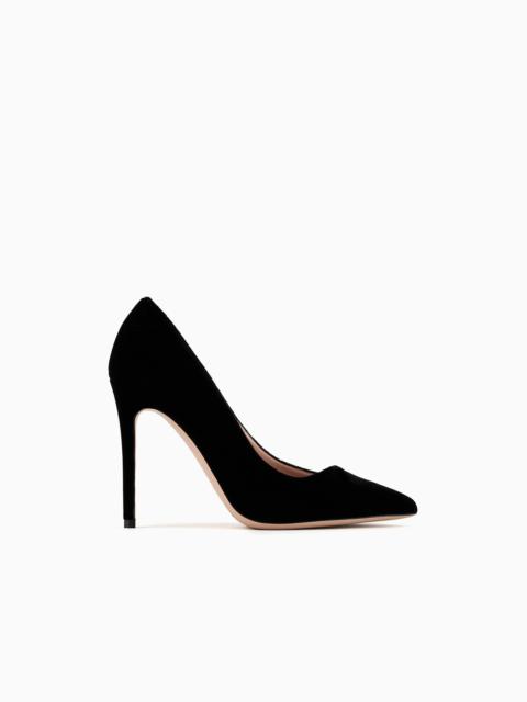 Velvet court shoes with an asymmetric top line