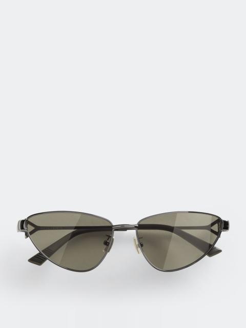 turn cat-eye sunglasses