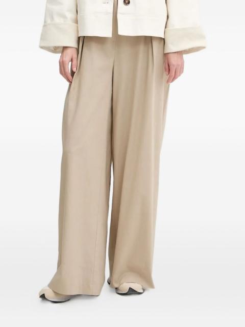 pleated trousers