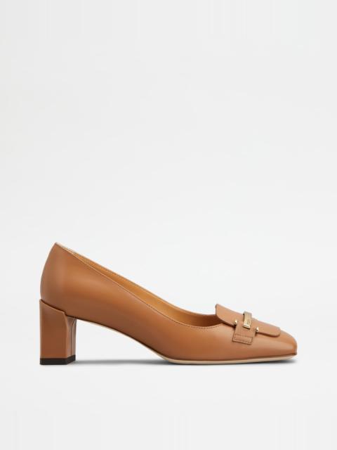 PUMPS IN LEATHER - BROWN