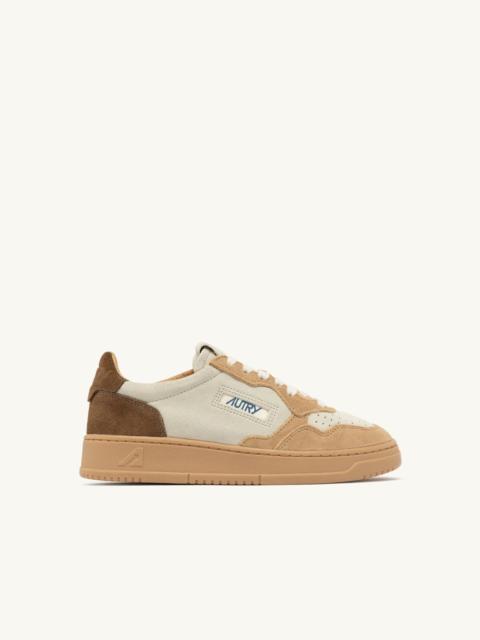 MEDALIST LOW TRICOLOR SNEAKERS IN TUNDRA EGG AND PEANUT SUEDE
