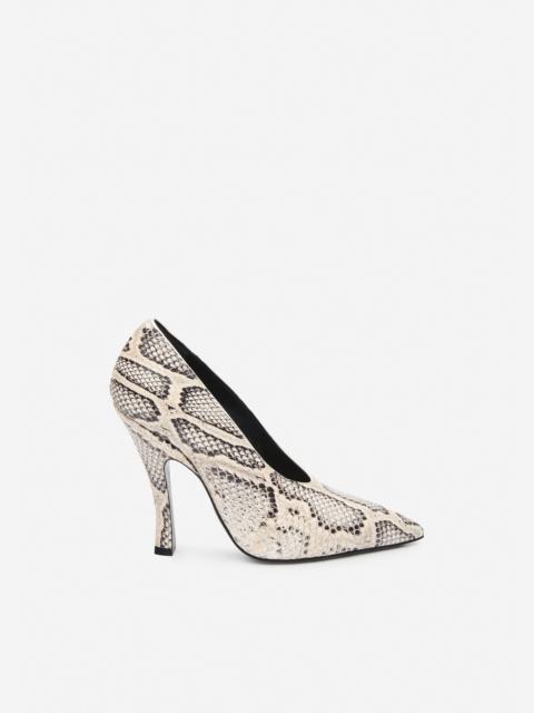Pointed pumps in grey snake-effect leather