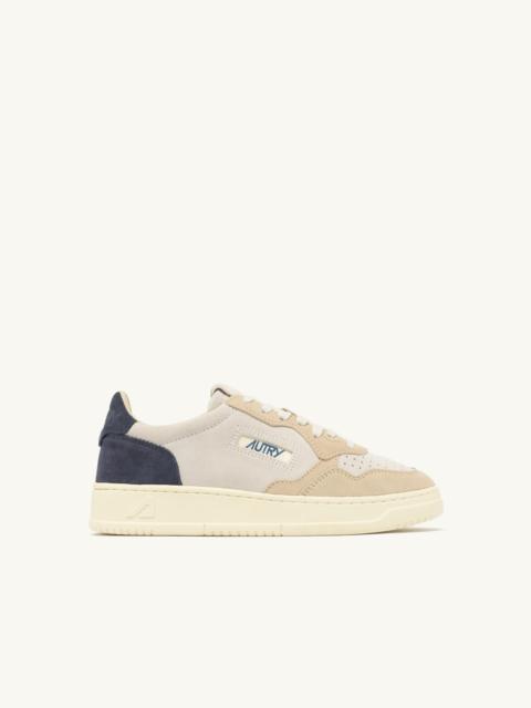 MEDALIST LOW TRICOLOR SNEAKERS IN WHITE SAND AND BLUE SPACE SUEDE