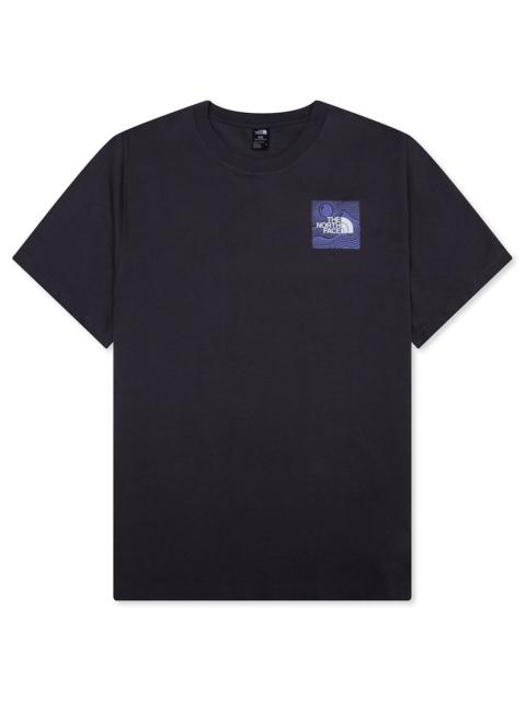 MOUNTAIN ESCAPE RELAXED S/S TEE - ANTHRACITE GREY