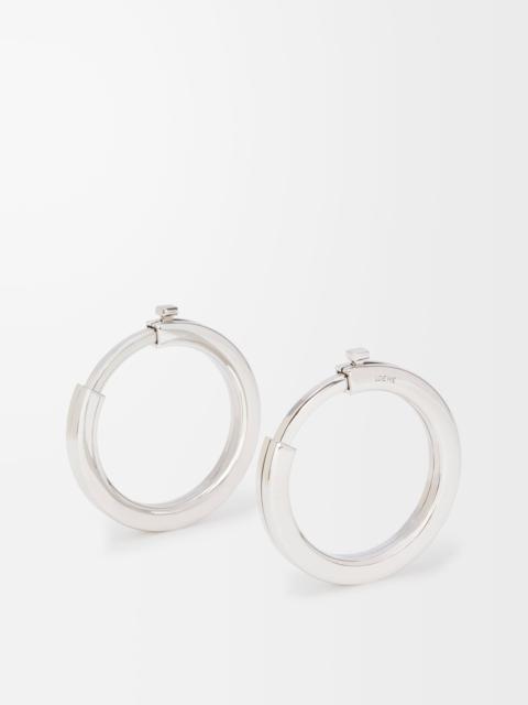 Metallic rings for strap in metal