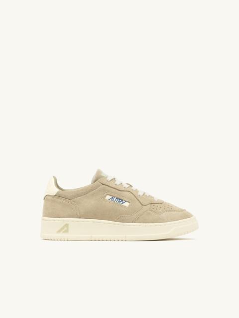 MEDALIST LOW SNEAKERS IN SPONGE AND WHITE SUEDE