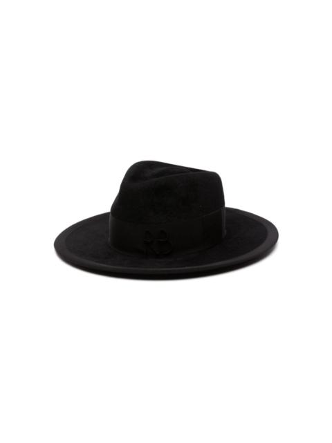 logo-embroidered fedora hat