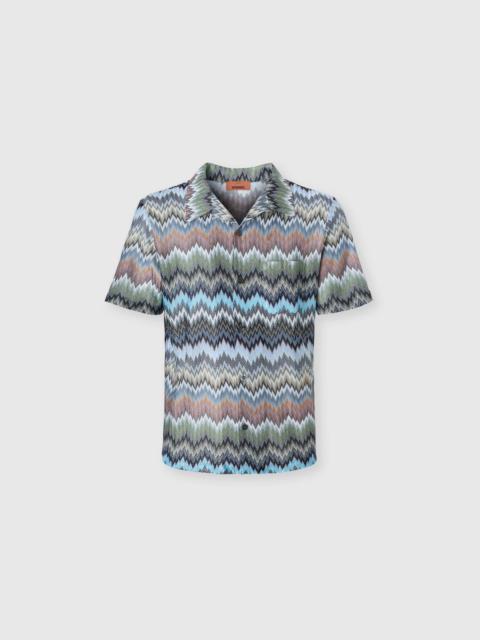 Short-sleeved viscose chevron shirt with snake pattern
