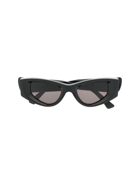 cat-eye frame sunglasses