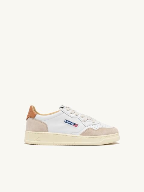 MEDALIST LOW SNEAKERS IN WHITE AND SANDSTORM LEATHER SUEDE