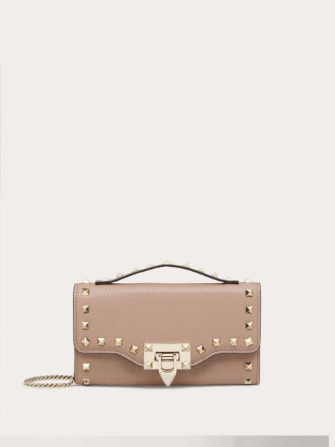 ROCKSTUD GRAINY CALFSKIN WALLET WITH CHAIN STRAP