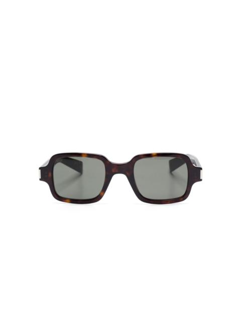 tortoiseshell-effect sunglasses