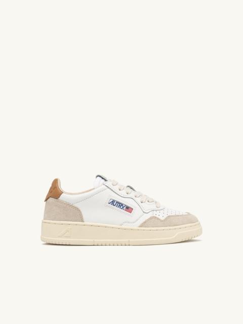 MEDALIST LOW SNEAKERS IN WHITE AND BROWN SUGAR SUEDE AND LEATHER