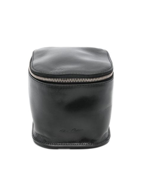 zip-fastening leather wallet