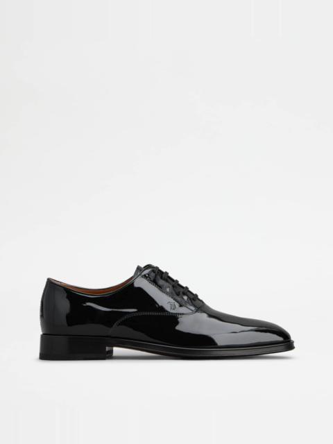 LACE-UPS IN PATENT LEATHER - BLACK