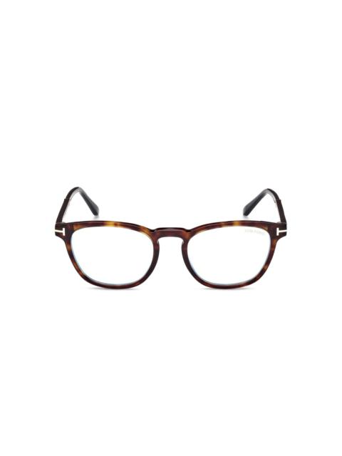tortoiseshell-effect glasses