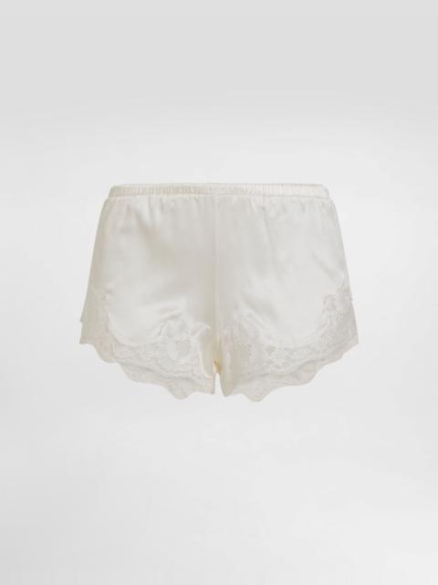 Shorts in satin with lace