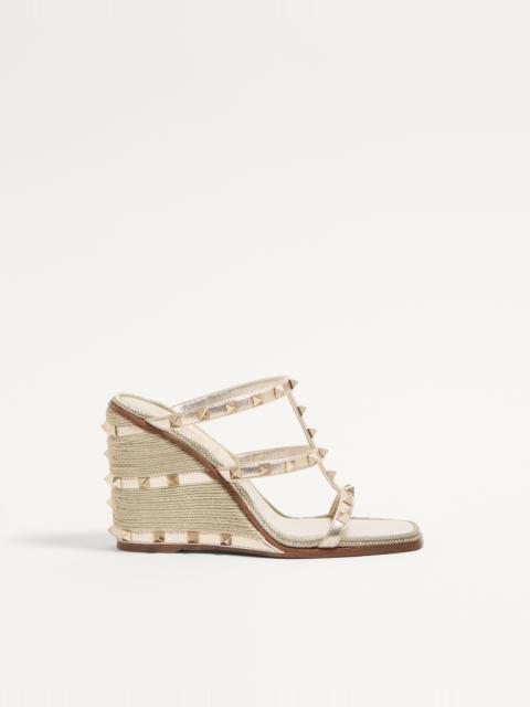 ROCKSTUD WEDGE SANDAL IN LAMINATED NAPPA WITH CORNELY EMBROIDERY 100MM