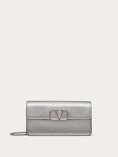 VLOGO SIGNATURE GRAINY METALLIC CALFSKIN WALLET WITH CHAIN