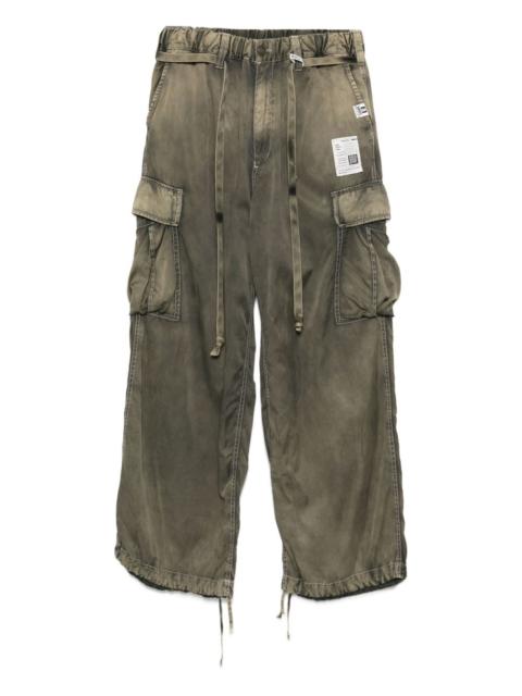 drastring-fastening cargo trousers