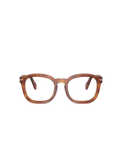 tortoiseshell-effect glasses