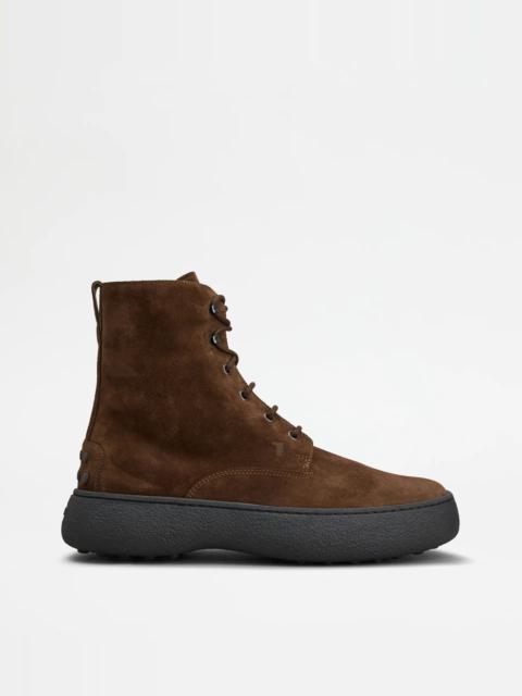 TOD'S W. G. LACE-UP ANKLE BOOTS IN SUEDE - BROWN