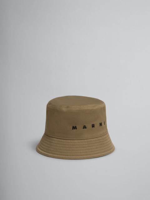 GREEN ORGANIC GABARDINE BUCKET HAT WITH EMBROIDERED LOGO