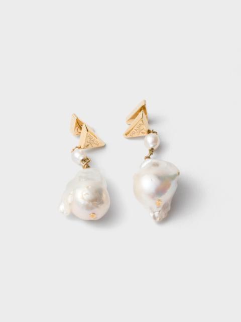 Metal earrings with pearls