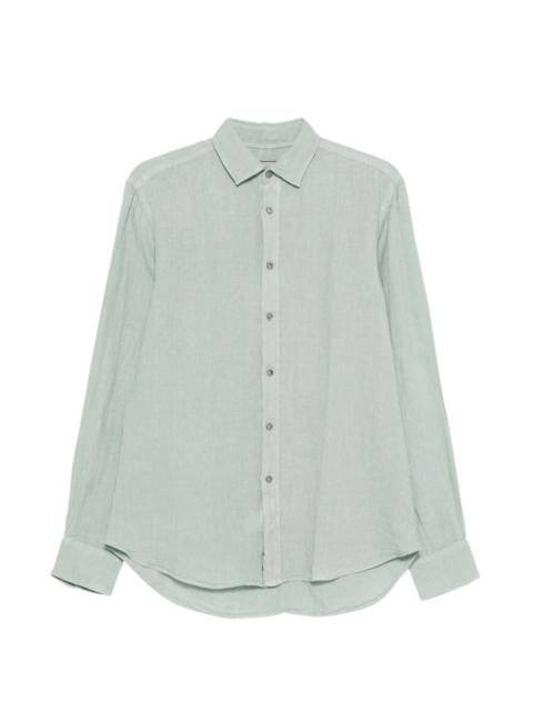 point-collar shirt