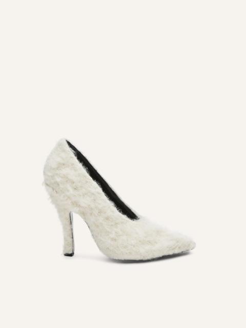Loomed sculptural pumps in cream