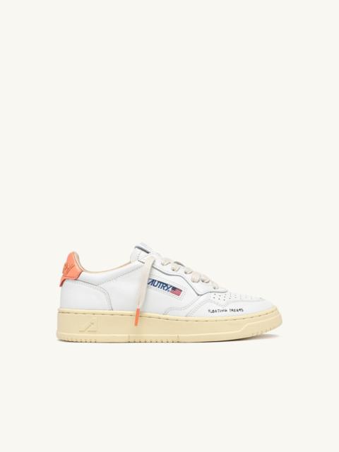 MEDALIST LOW SNEAKERS IN WHITE AND PEACH PINK LEATHER