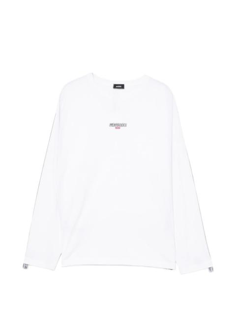 logo-embroidered T-shirt