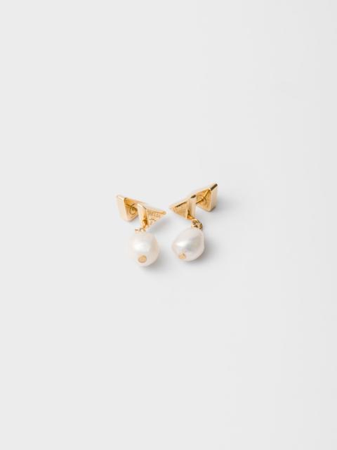 Metal earrings with pearls