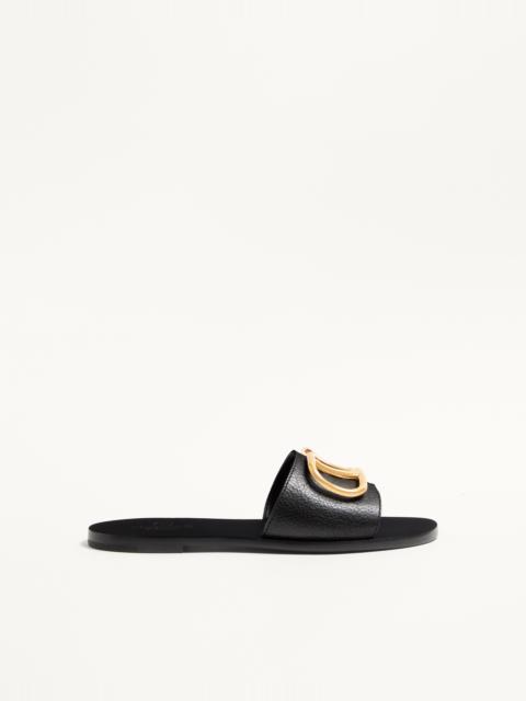 VLOGO SIGNATURE SLIDE SANDAL IN GRAINY COWHIDE WITH ACCESSORY