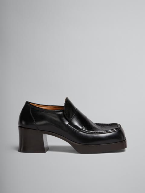 BLACK LEATHER HEELED LOAFER