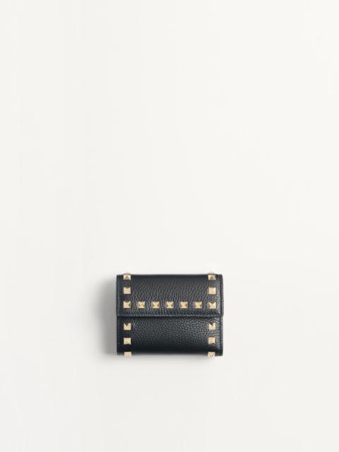 ROCKSTUD TRIFOLD WALLET IN GRAINY CALFSKIN