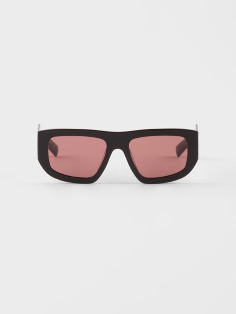 Sunglasses with triangle logo