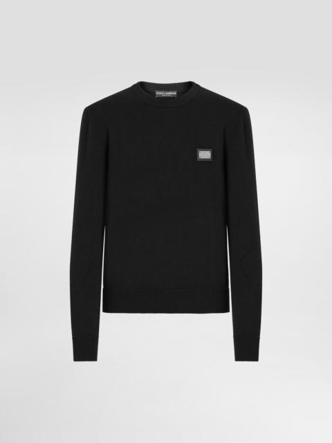 Wool round-neck sweater with branded tag