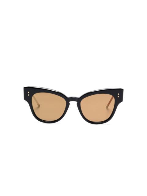 cat eye-frame sunglasses