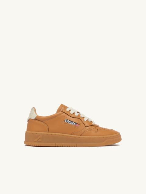 MEDALIST LOW SNEAKERS IN COGNAC AND MARSHMALLOW LEATHER