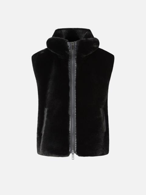SLEEVELESS FAUX FUR JACKET WITH HIGH COLLAR.