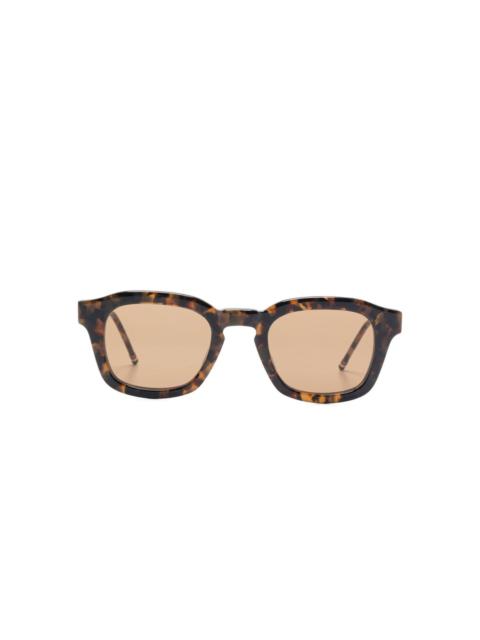 tortoiseshell-effect sunglasses