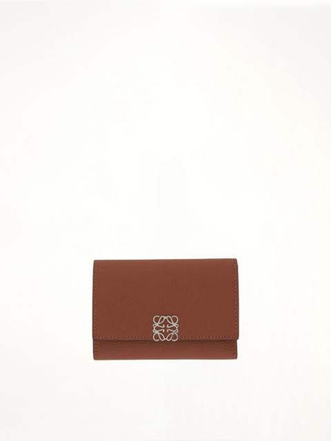 Anagram Small Vertical Wallet in Pebble Grain Calfskin in Tan