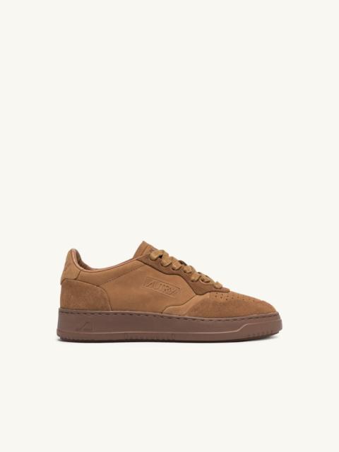 MEDALIST LOW SNEAKERS IN BROWN SUGAR NUBUCK LEATHER AND SUEDE