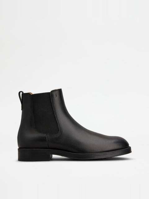 CHELSEA ANKLE BOOTS IN LEATHER - BLACK