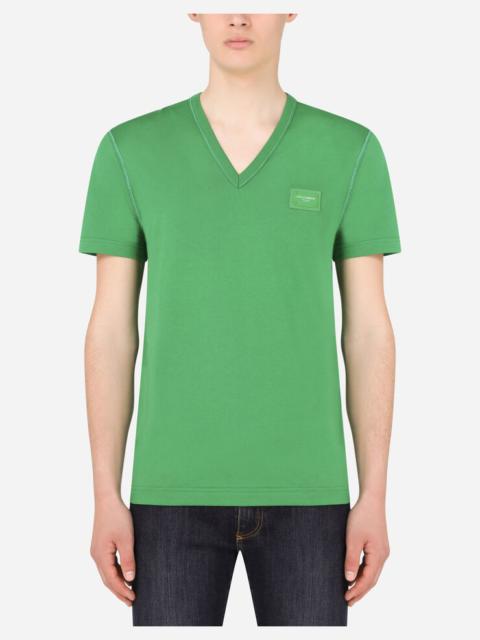 Cotton V-neck T-shirt with branded plate